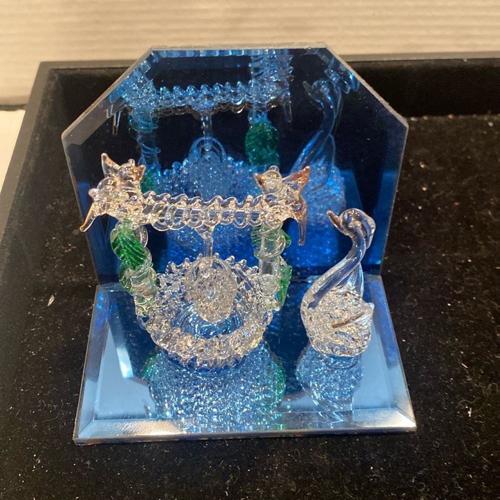 NIB Spun Wishing Well w/Removable Bucket and Swan on Mirror Base